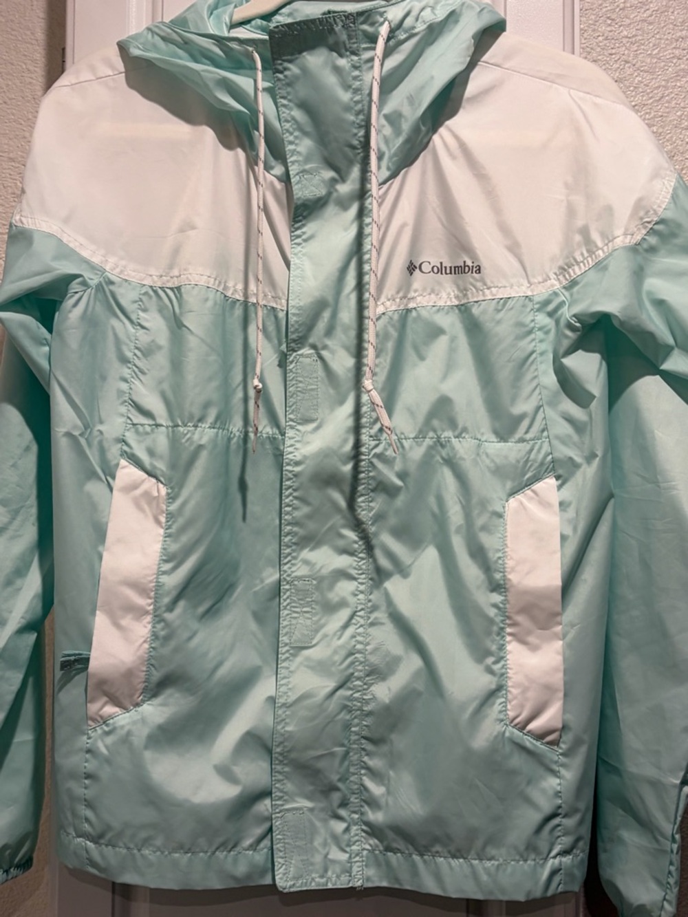 Women’s XS Columbia Mint Green and White Hooded Windbreaker